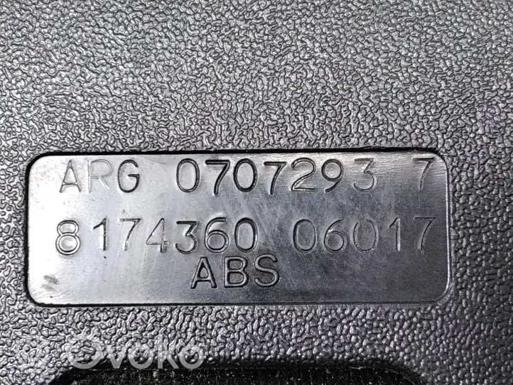 BMW 7 E38 Sagtis diržo vidurinė (gale) 81743600