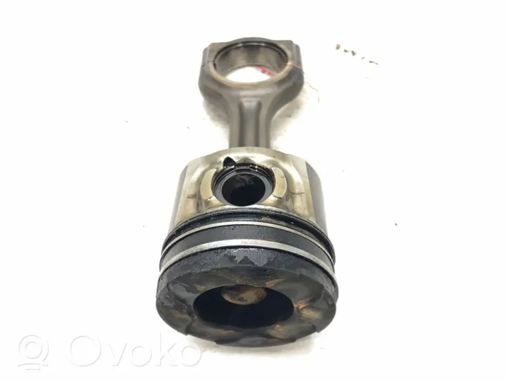 Volvo V50 Piston avec bielle D4164T