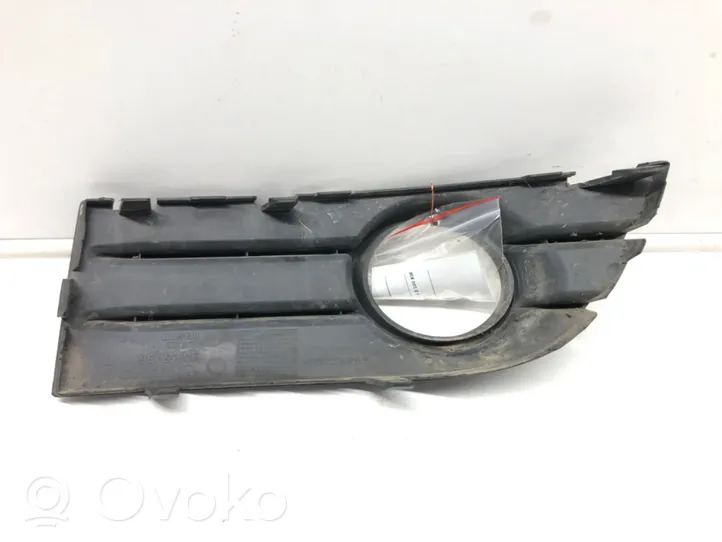 Volvo C30 Etupuskurin alempi jäähdytinsäleikkö 30657196