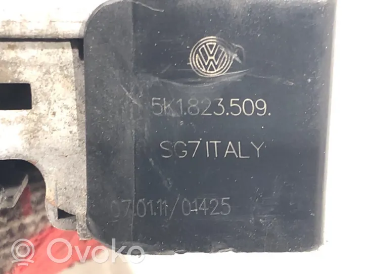 Volkswagen Golf VI Konepellin lukituksen vastakappale 5K1823509