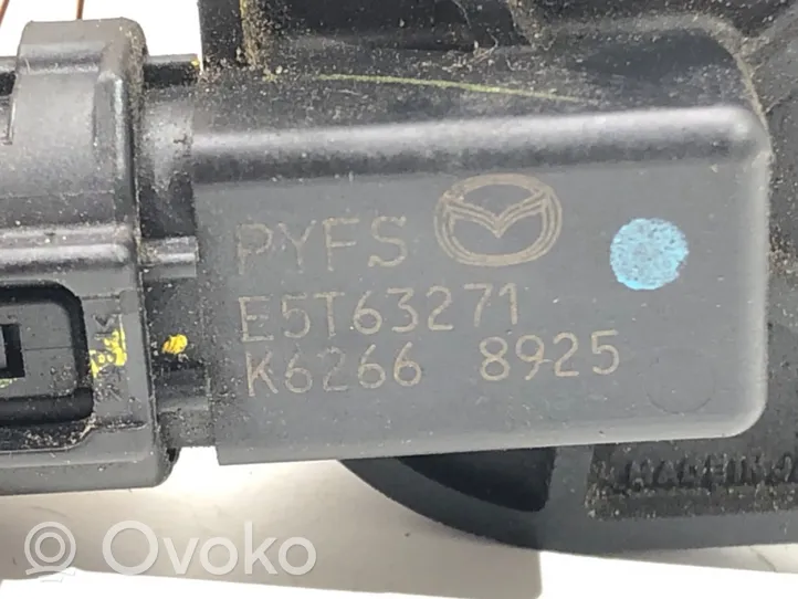 Mazda 2 Przepływomierz masowy powietrza MAF E5T63271