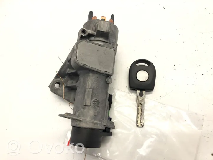 Volkswagen Polo IV 9N3 Ignition lock 4B0905851C