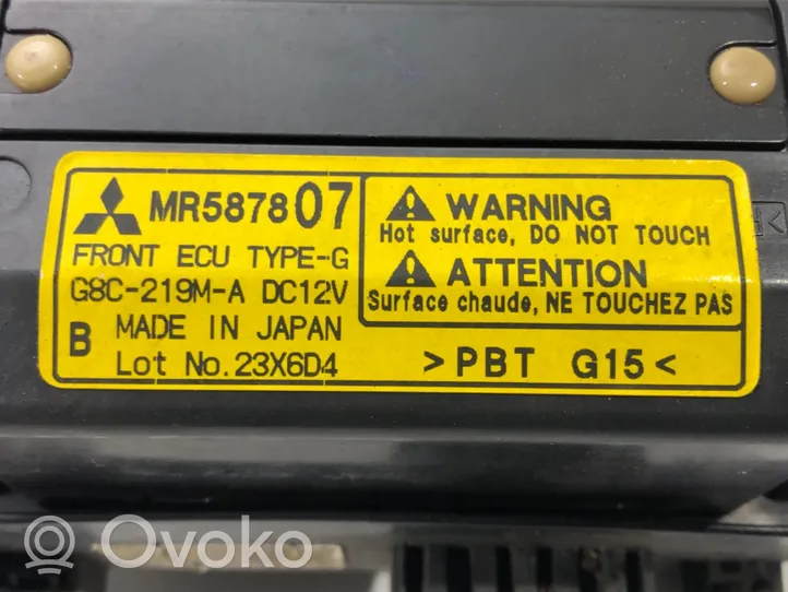 Mitsubishi Outlander Boîte à fusibles MR587807