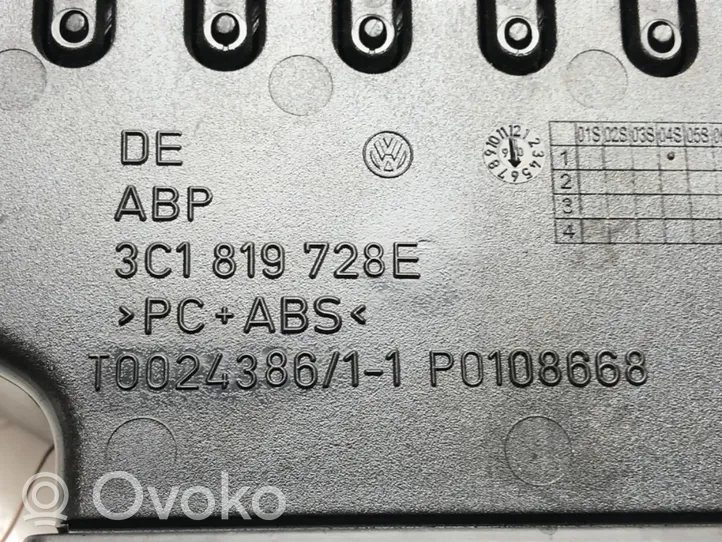 Volkswagen PASSAT B6 Kojelaudan sivutuuletussuuttimen kehys 3C1819728E