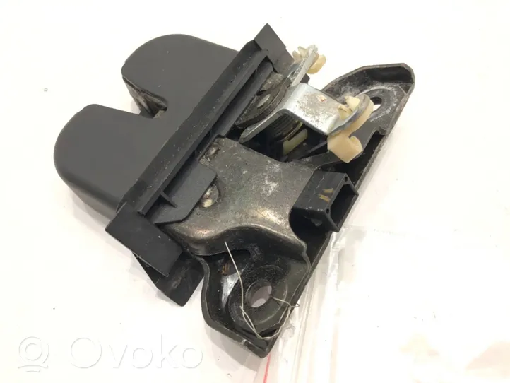 Audi A3 S3 8L Takaluukun ulkopuolinen lukko 8L0827520C