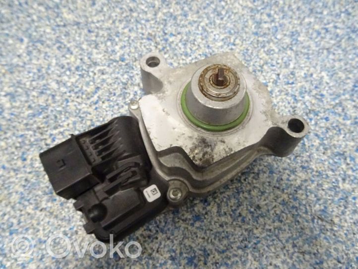 BMW 5 F10 F11 Pavarų dėžės reduktoriaus (razdatkės) varikliukas 8643153