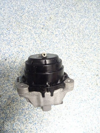 BMW 5 G30 G31 Supporto di montaggio del motore 6860478