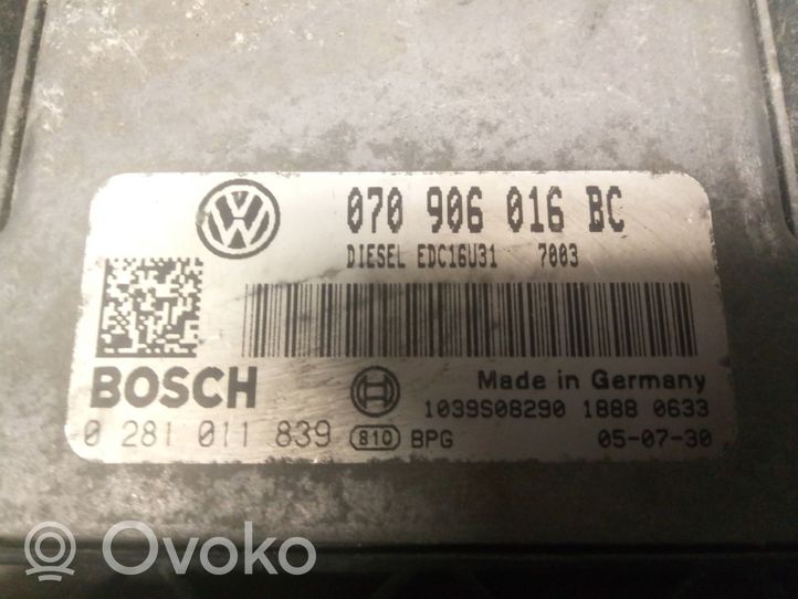 Volkswagen Touareg I Motorsteuergerät ECU 0281011839