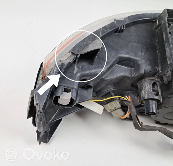 Volvo XC70 Lampa przednia 30698836