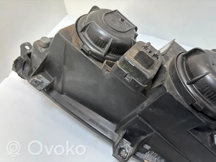 Volvo V70 Lampa przednia 8693548