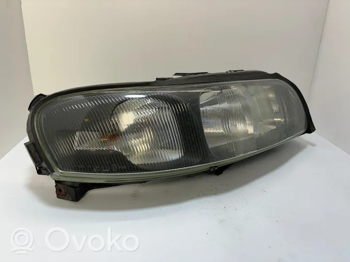 Volvo V70 Lampa przednia 8693548