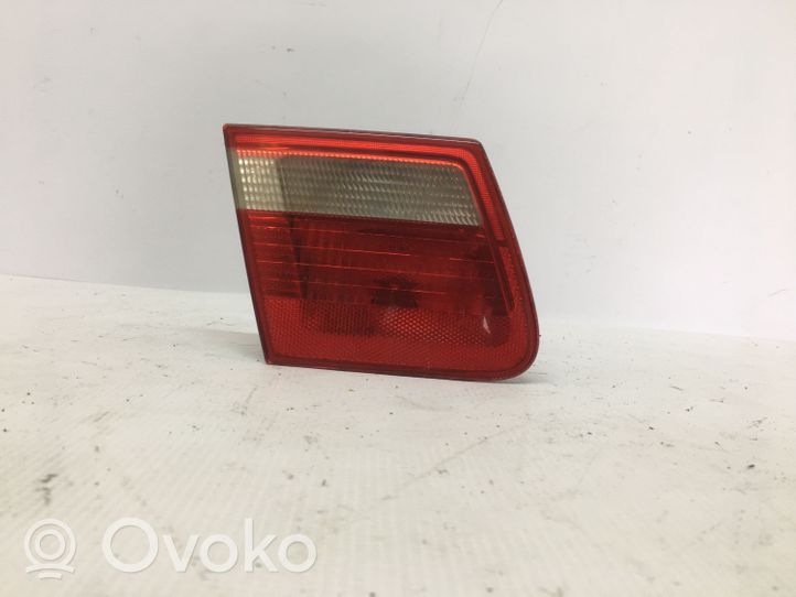 BMW 3 E46 Lampy tylnej klapy bagażnika 8368759