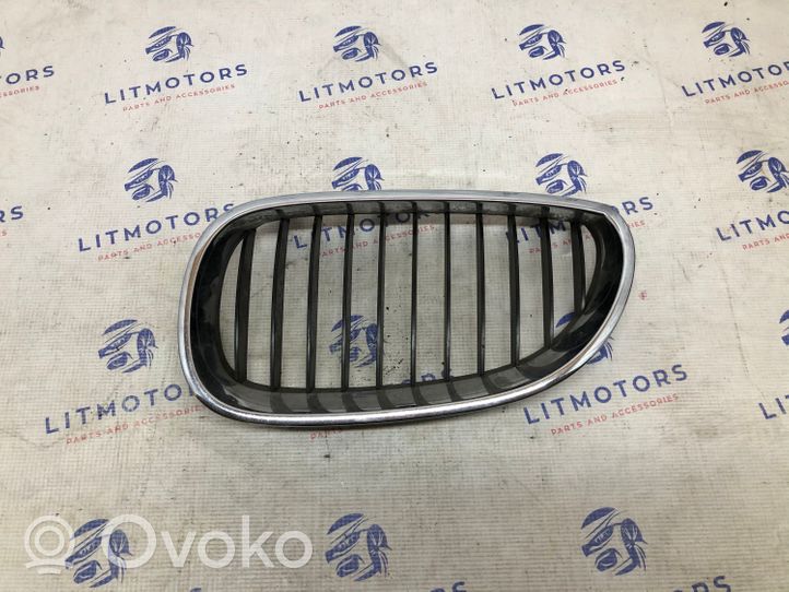 BMW 5 E60 E61 Grotelės priekinės 7027065