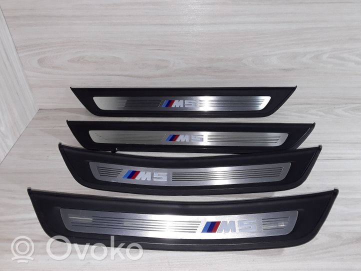 BMW M5 F90 Muu kynnyksen/pilarin verhoiluelementti 514780661072