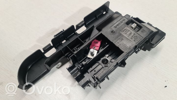 Volvo XC90 Ramka / Moduł bezpieczników 31450529