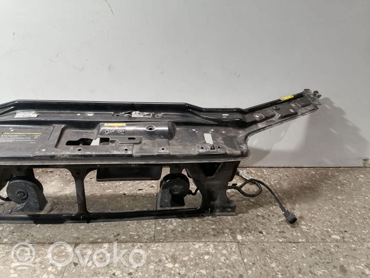 Volvo V70 Jäähdyttimen kehyksen suojapaneeli 30760541