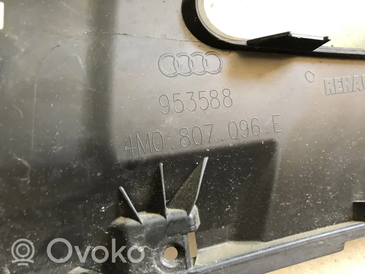 Audi Q7 4M Etupuskurin kulmaosan verhoilu 4M0807096