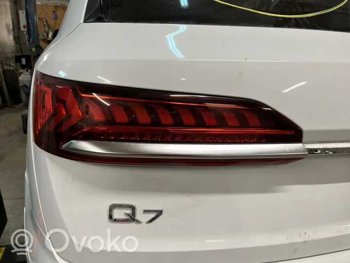 Audi Q7 4M Galinis žibintas kėbule 4M0945093