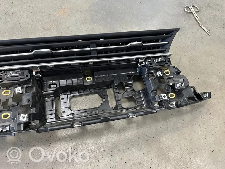 Audi Q7 4M Kojelaudan tuuletussuuttimen suojalista 4M8820901K