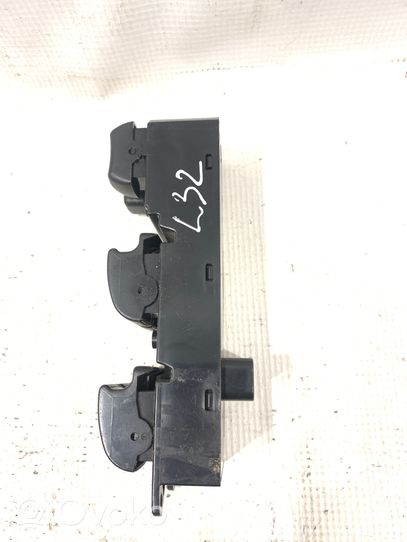 Mitsubishi Lancer X Electric window control switch 8608A058