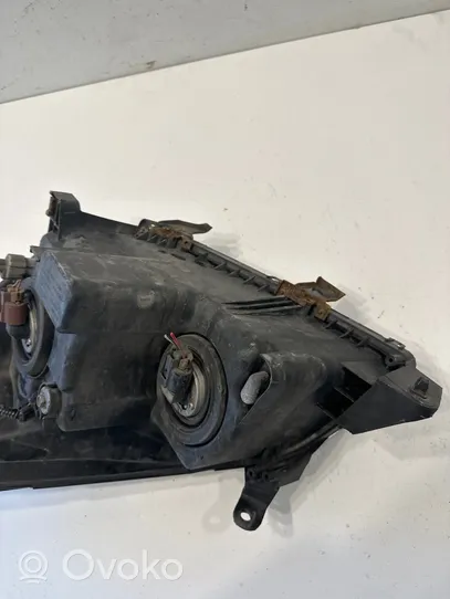 Toyota Corolla Verso E121 Lampa przednia 