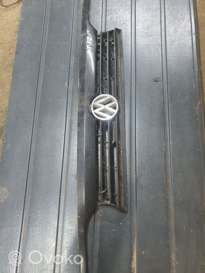 Volkswagen Golf III Grille calandre supérieure de pare-chocs avant 