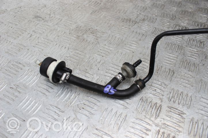 Volkswagen PASSAT B5 Brake vacuum hose/pipe 058133784Q