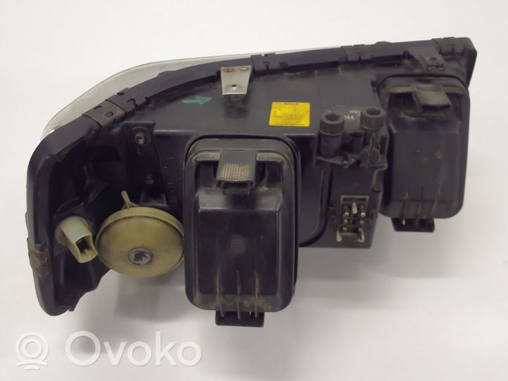 Audi V8 Lampa przednia 031079309