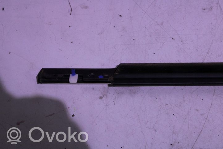 Volvo S90, V90 Takaoven lasin muotolista 31848055