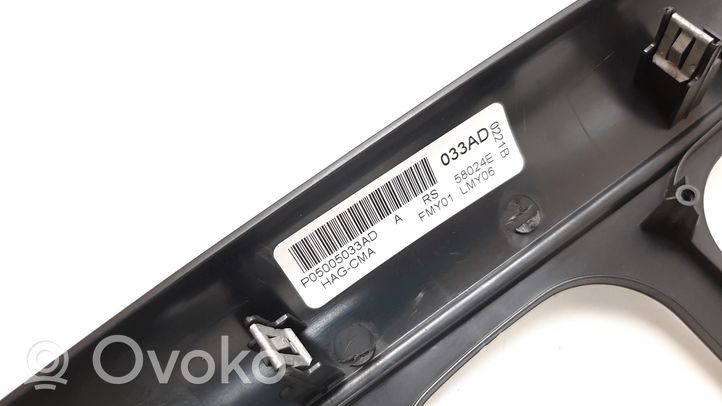 Chrysler Voyager Dysze / Kratki środkowego nawiewu deski rozdzielczej 05009036AA