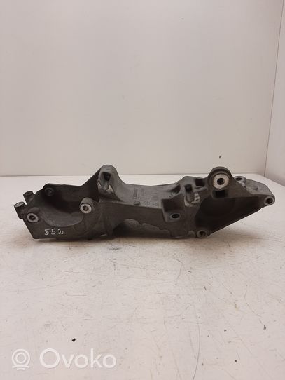 Nissan NV400 Soporte del alternador 117103703R