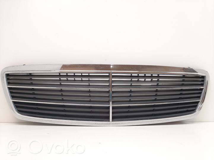 Mercedes-Benz C W203 Grille calandre supérieure de pare-chocs avant A2038800483