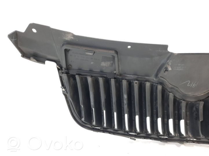 Skoda Roomster (5J) Griglia superiore del radiatore paraurti anteriore 5J0853668A