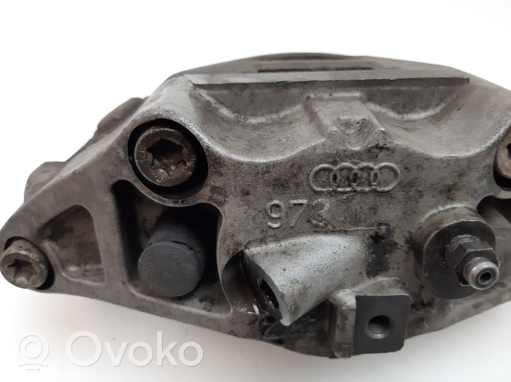 Audi A4 S4 B7 8E 8H Zacisk hamulcowy przedni 973