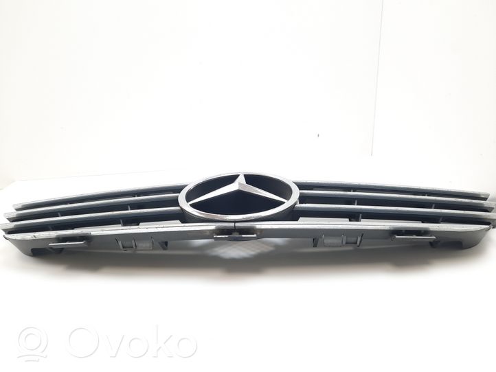 Mercedes-Benz CLK A209 C209 Передняя решётка A2098880052