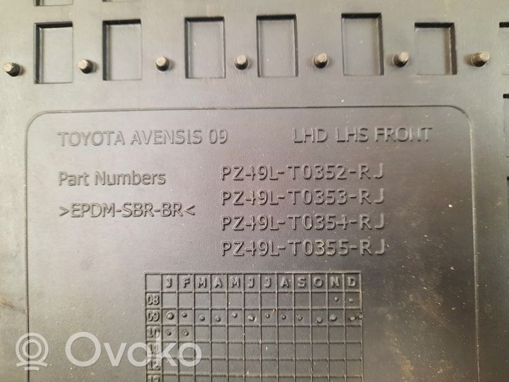 Toyota Avensis T270 Auton lattiamattosarja PZ49LT0352RJ