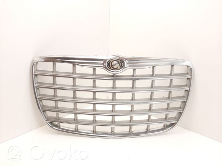 Chrysler 300 - 300C Maskownica / Grill / Atrapa górna chłodnicy 04806455AA