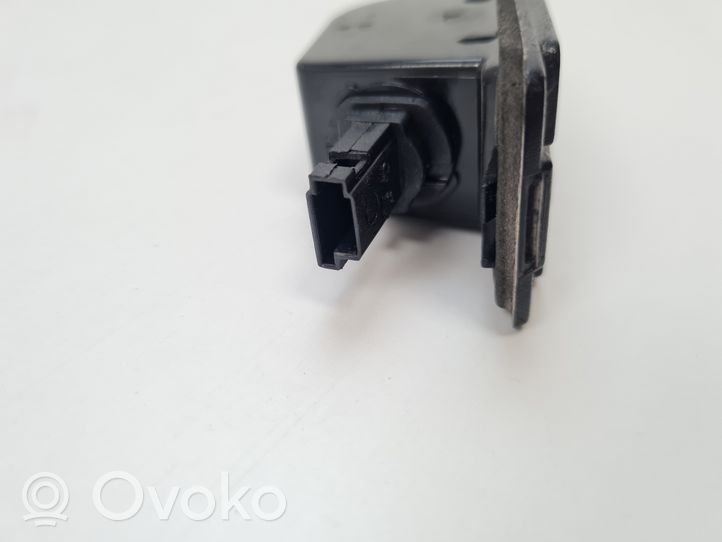 Opel Zafira C Lampa oświetlenia tylnej tablicy rejestracyjnej 13578958