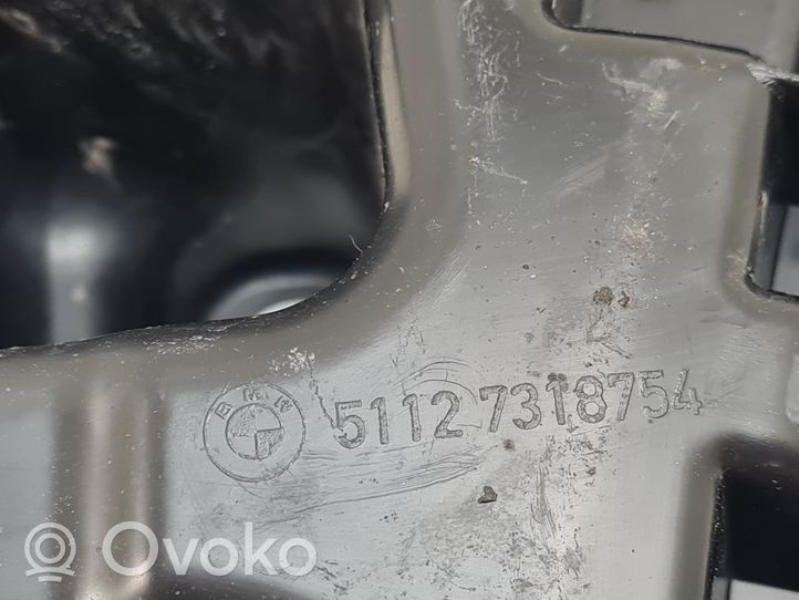 BMW 2 F46 Soporte de montaje del parachoques trasero 7318754