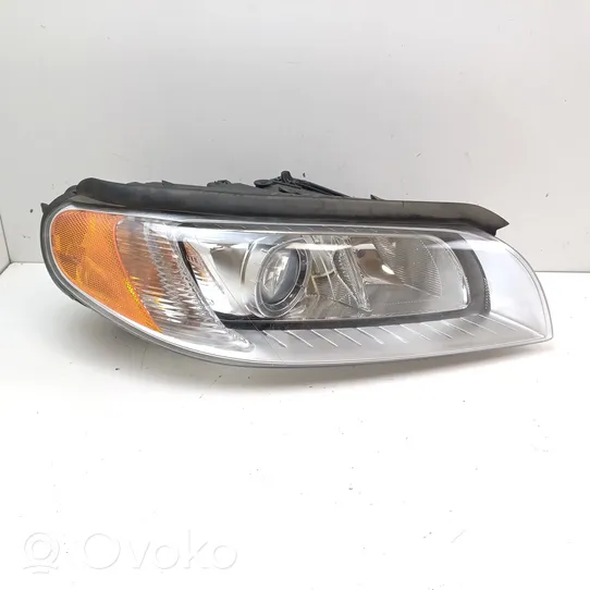 Volvo XC70 Lampa przednia 31383541