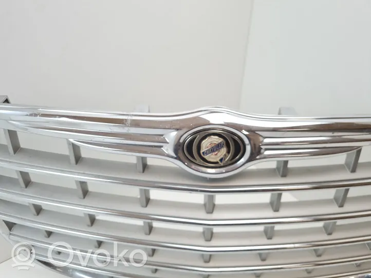 Chrysler 300 - 300C Maskownica / Grill / Atrapa górna chłodnicy 04805927AA