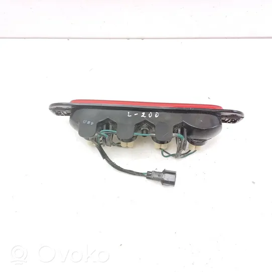 Mitsubishi L200 Luce d’arresto centrale/supplementare 28616640