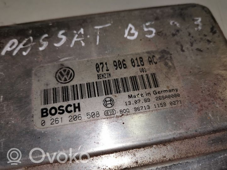 Volkswagen PASSAT B5 Variklio valdymo blokas 071906018AC