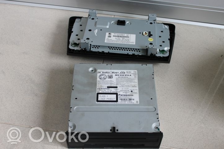 Skoda Octavia Mk3 (5E) Panel / Radioodtwarzacz CD/DVD/GPS 5E0035874A