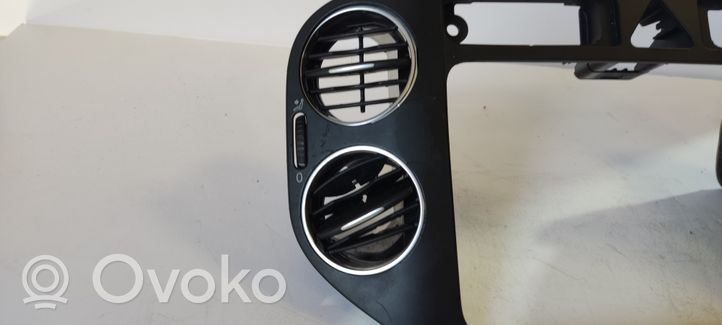 Volkswagen Tiguan Konsola środkowa / Radio / GPS 5M0858071H