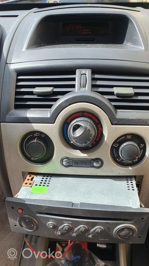 Renault Megane II Radio/CD/DVD/GPS-pääyksikkö 8200461289
