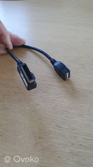 Audi A4 S4 B8 8K USB-pistokeliitin 5N0035558