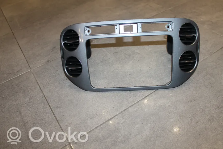 Volkswagen Tiguan Radio/GPS head unit trim 5N0858071E