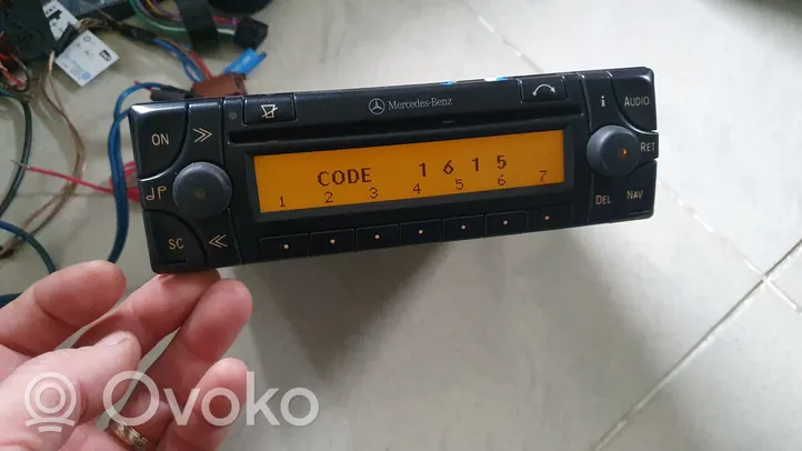 Mercedes-Benz CLK A208 C208 Radio / CD/DVD atskaņotājs / navigācija A2088202026