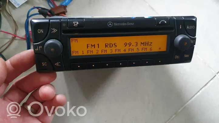 Mercedes-Benz CLK A208 C208 Unité principale radio / CD / DVD / GPS A2088202026